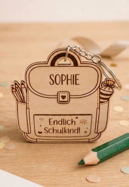 Schlüsselanhänger aus Holz zur Einschulung mit individueller Gravur